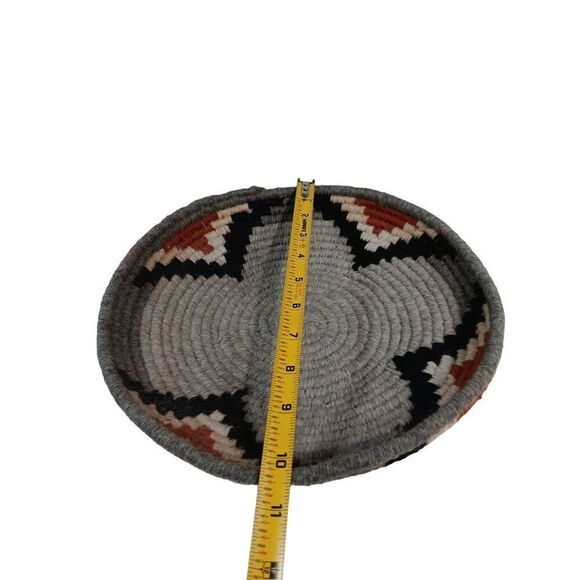 Navajo Coiled Wool Tribal Basket 10” Gray Black Red Clover Storage Centerpiece - Picture 5 of 5